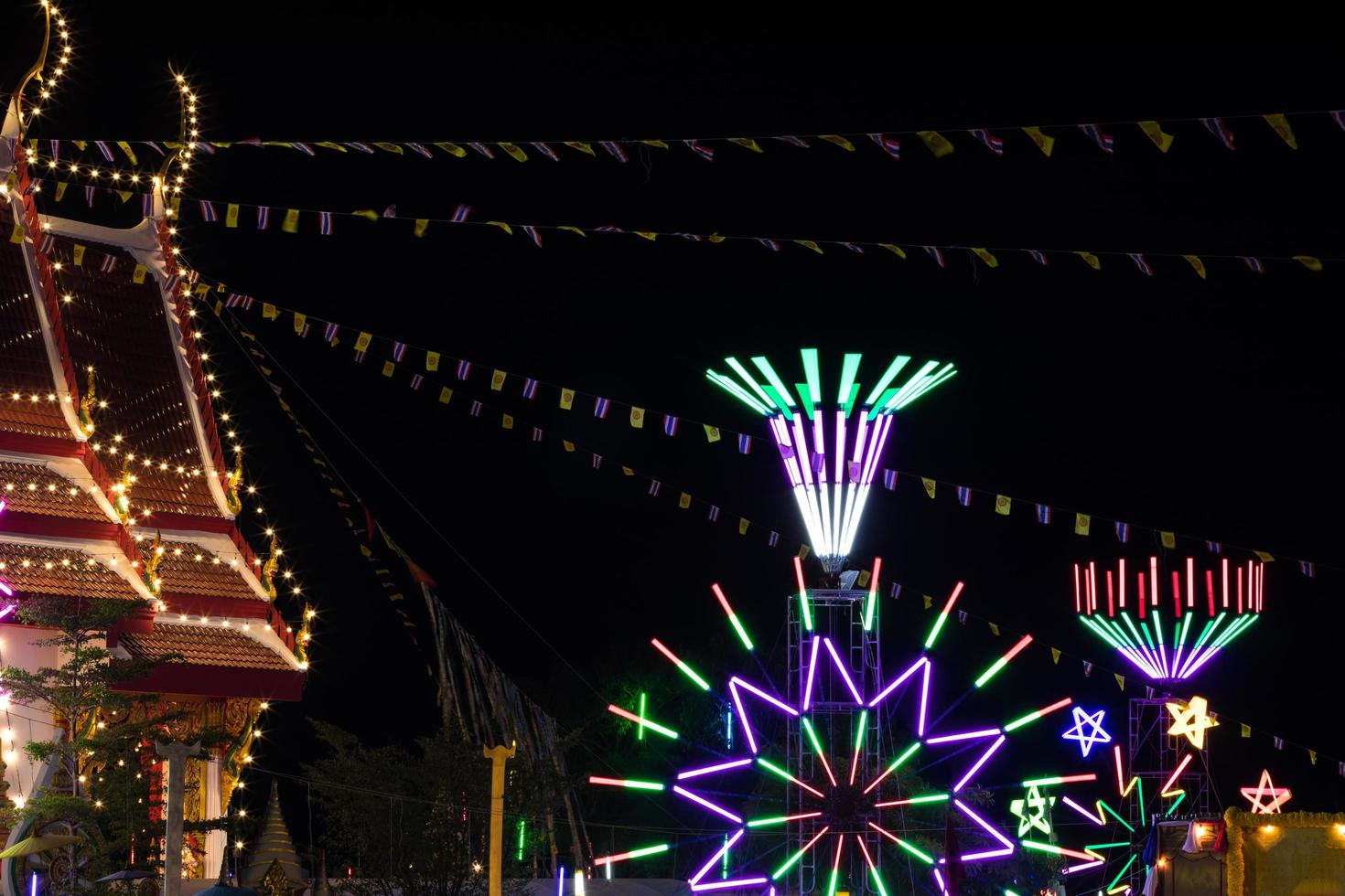 Viele Lichter schmücken die Kirche. foto