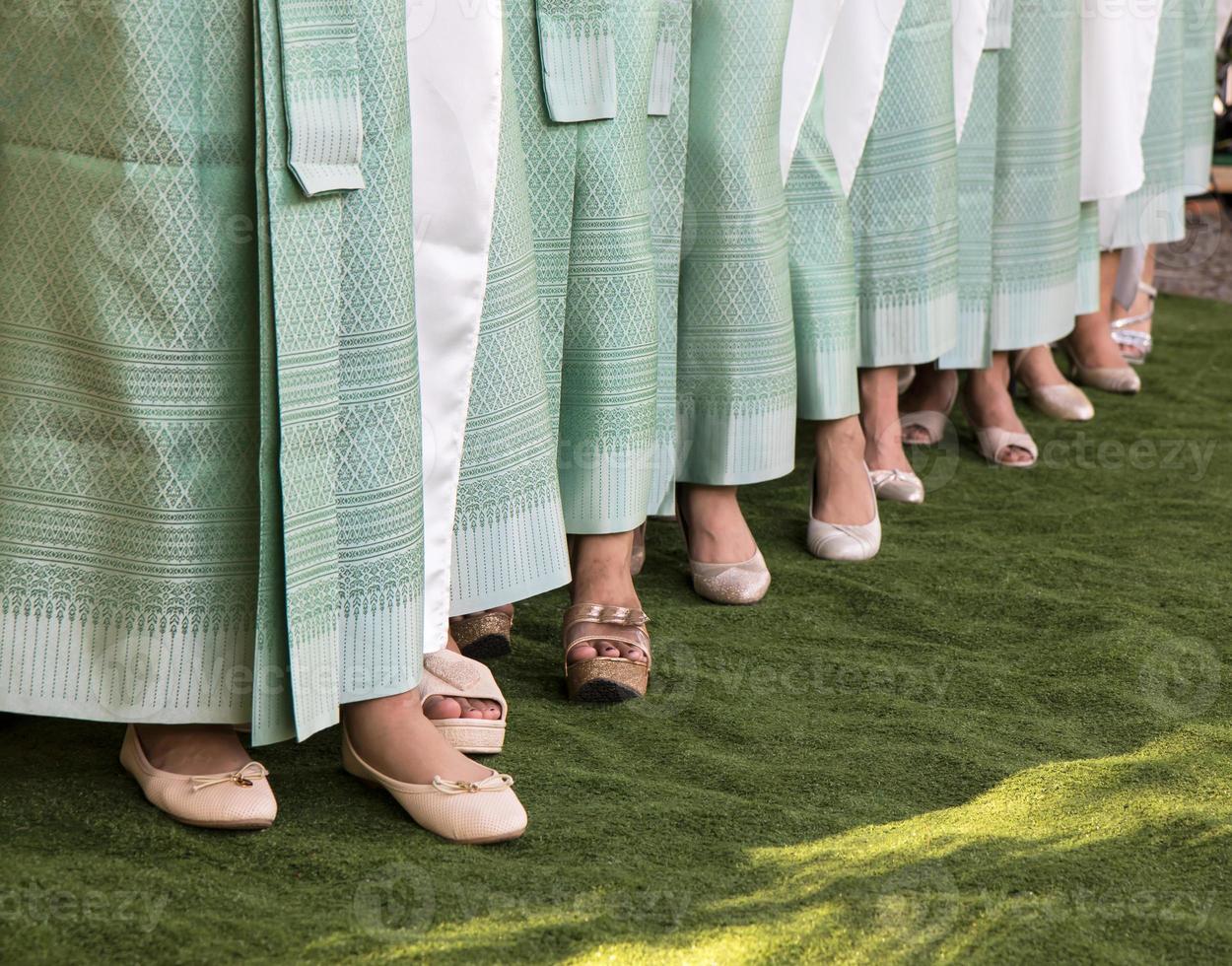 schöne weibliche beine, die einen sarong tragen. foto