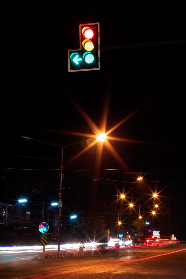 grünes Licht - rotes Licht, um nachts Lampen auf den Straßen anzuzünden. foto