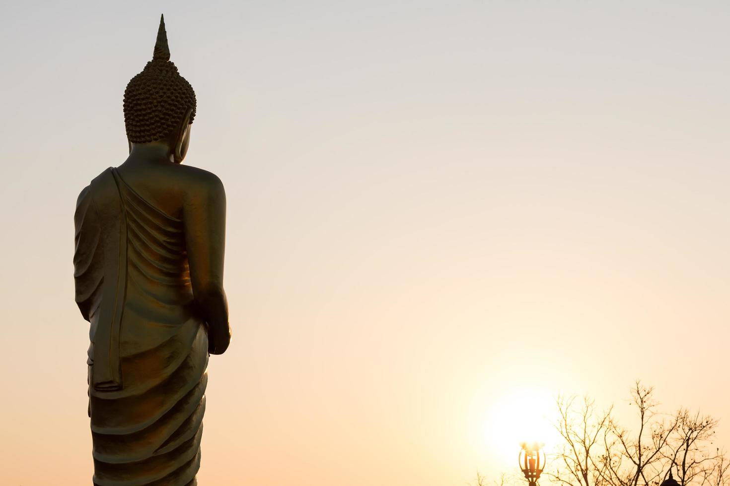 buddha stehende solare almosen. foto