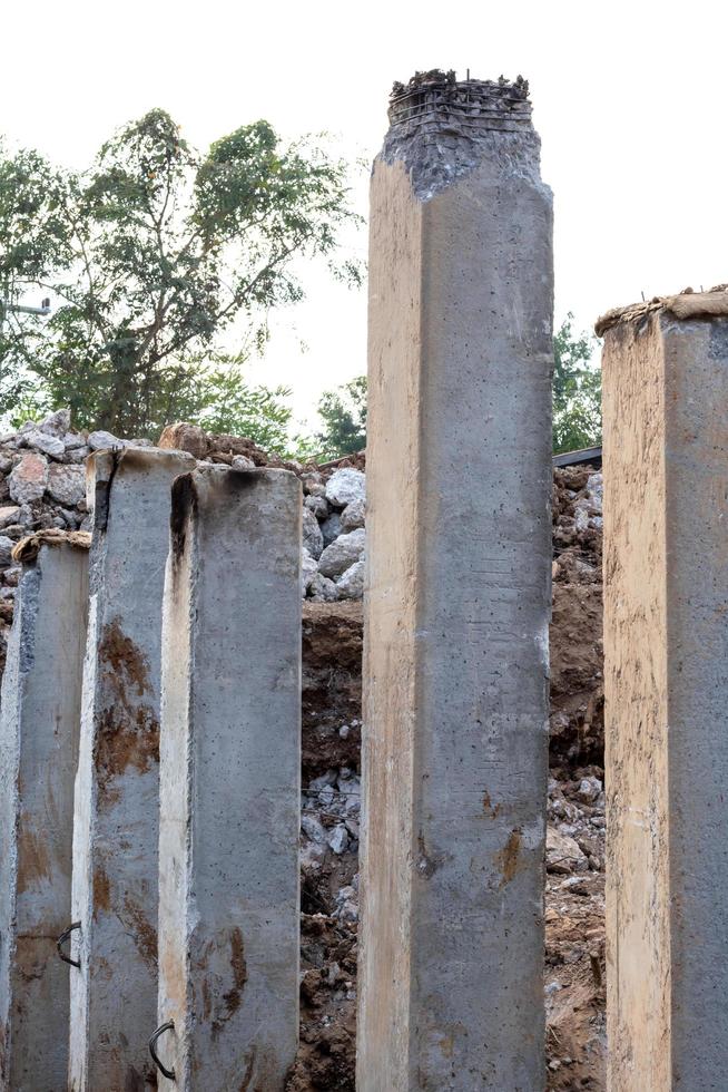 viele Betonmasten im Erdaushub für den Bau. foto