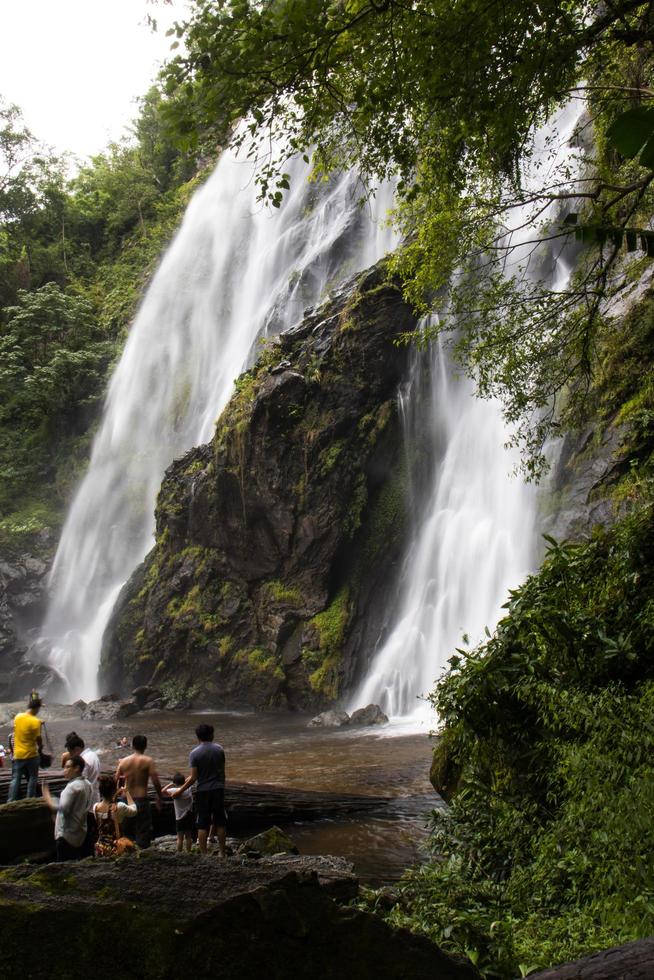 menschen mit hohem wasserfall. foto