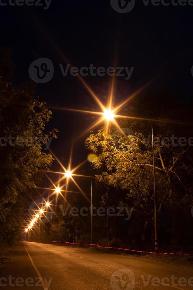 Lichter, Laternen mit Rücklichtern auf der Straße. foto