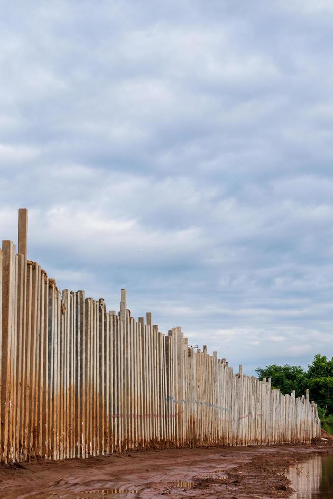 Viele Betonsäulen verhindern die Erosion des Flussufers. foto