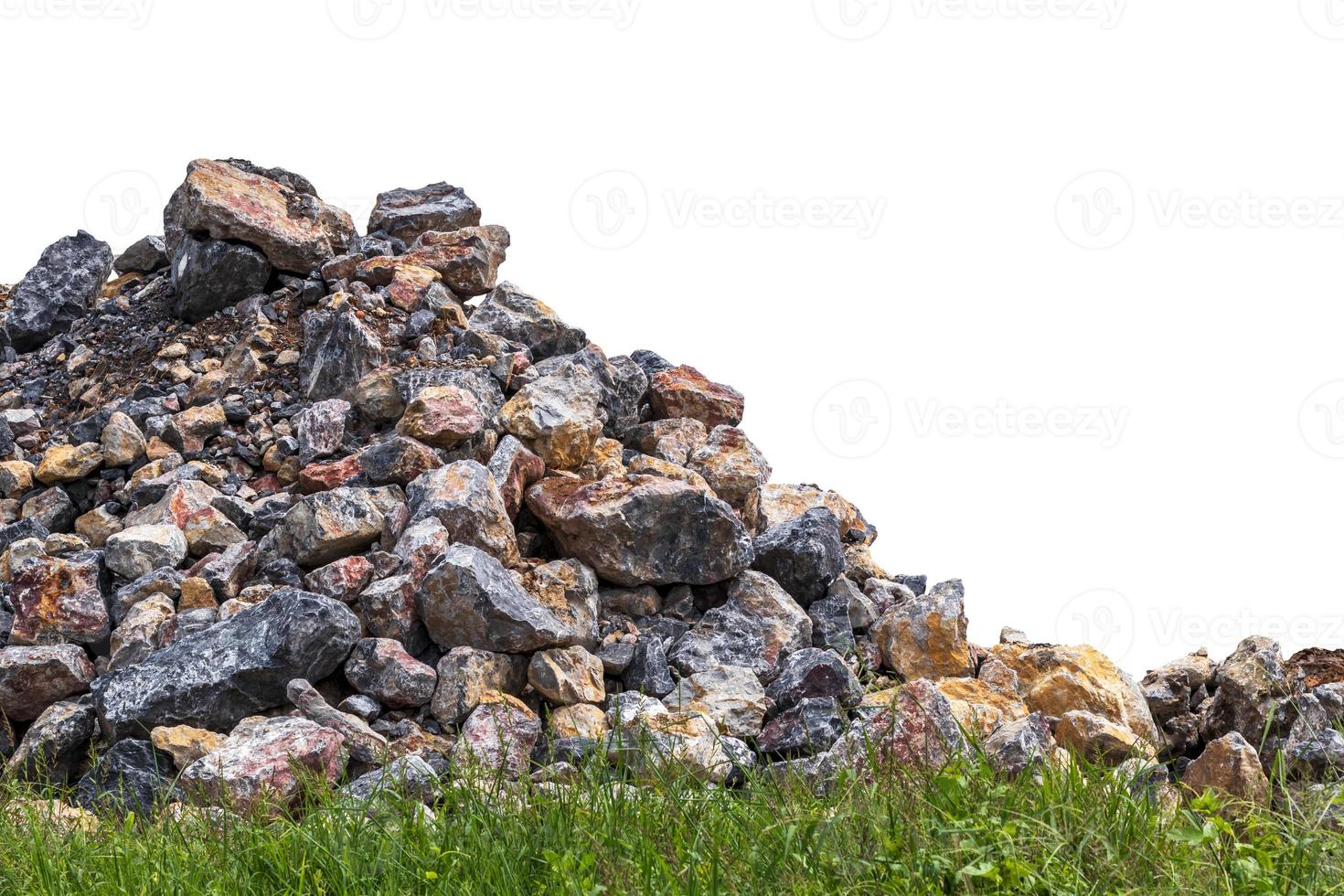 Isolieren Sie einen Haufen Granitsteine mit Ungräsern. foto