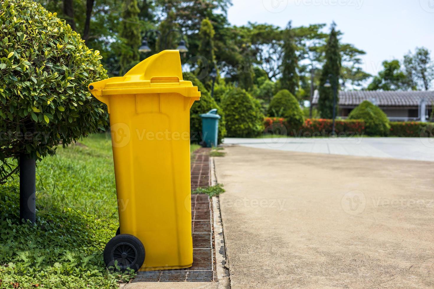 gelbe Plastikbehälter im Park. foto