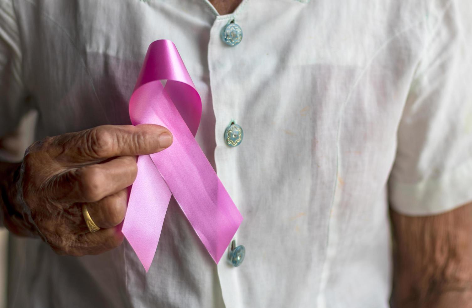 thailand-ältere frauen mit brustkrebssymbol. foto