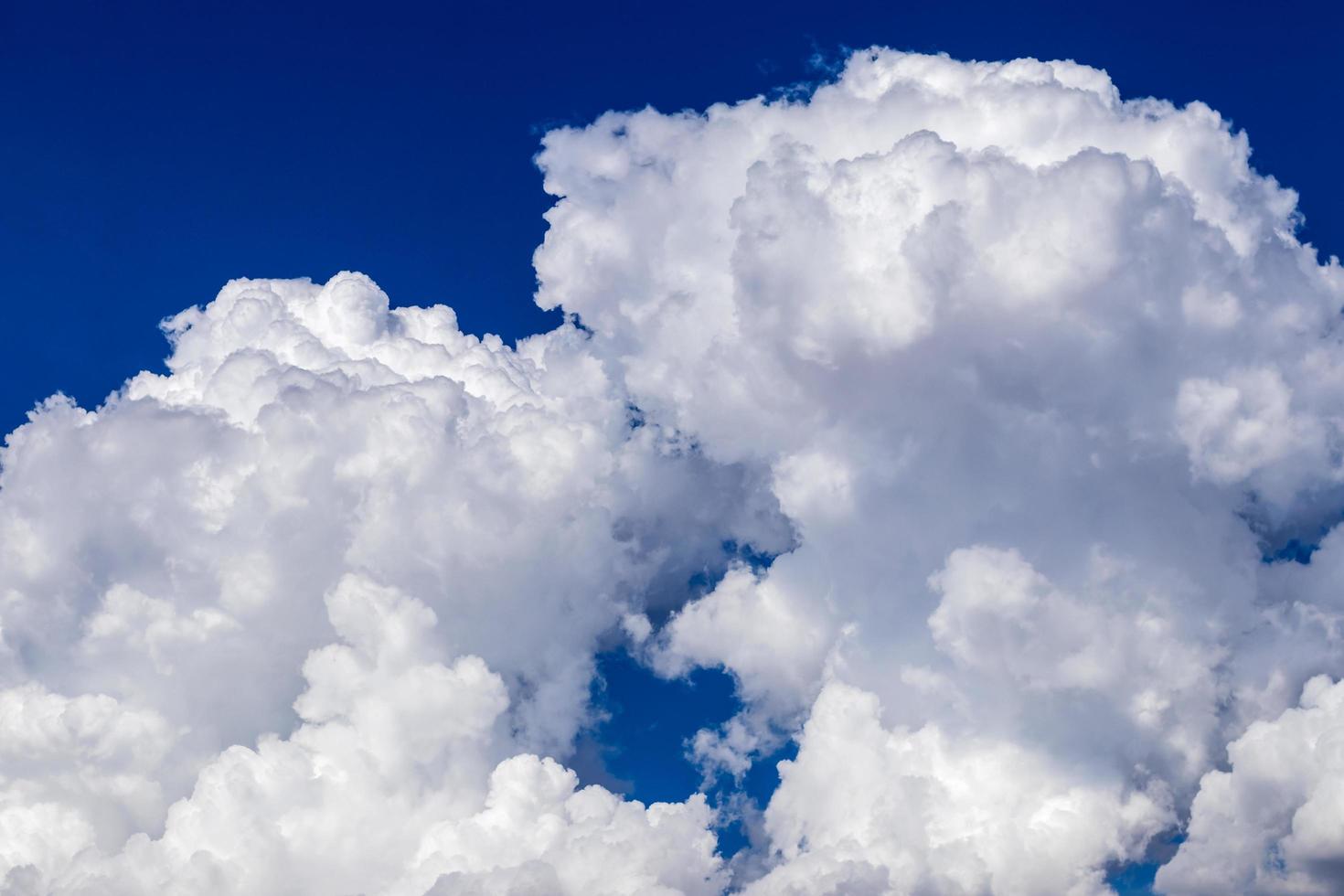 abstrakten bewölkten blauen Himmel anzeigen. foto