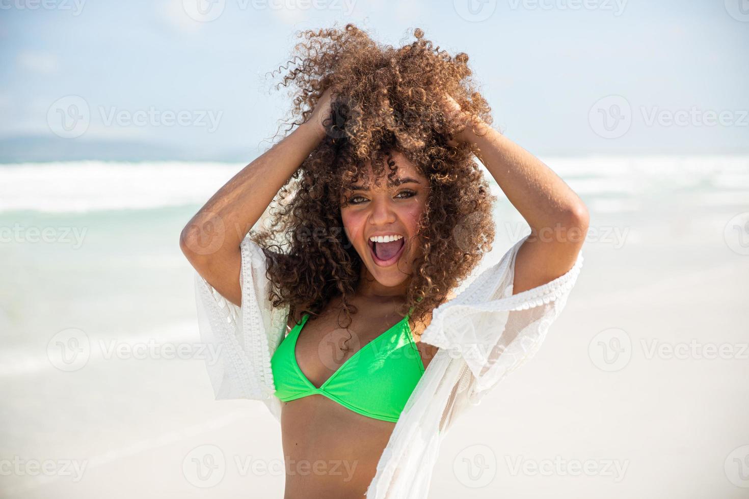 schwarzes afro junges süßes mädchen, lockiges haar, bikini, strand. afroamerikanischer Sommerurlaub. foto