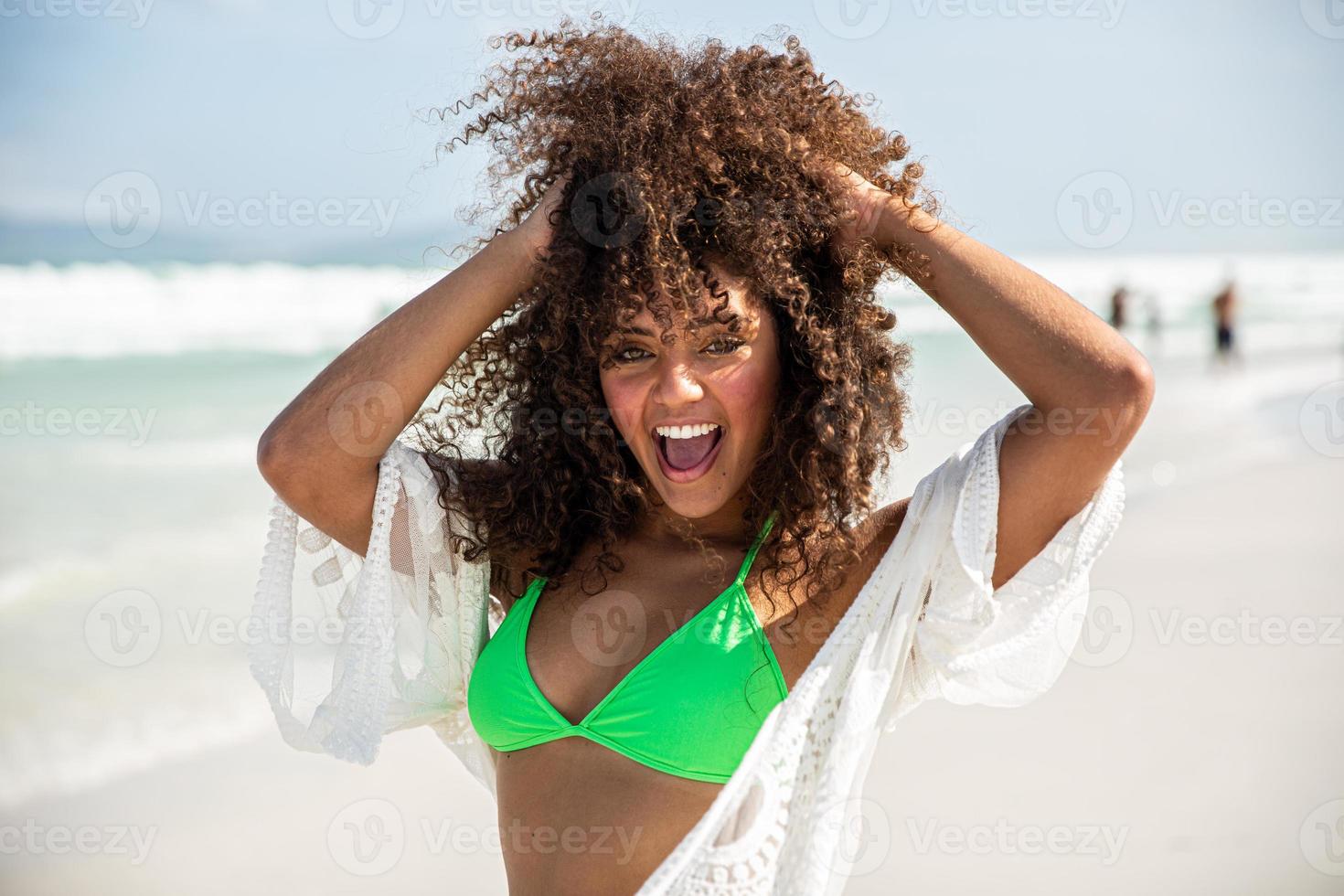 schwarzes afro junges süßes mädchen, lockiges haar, bikini, strand. afroamerikanischer Sommerurlaub. foto