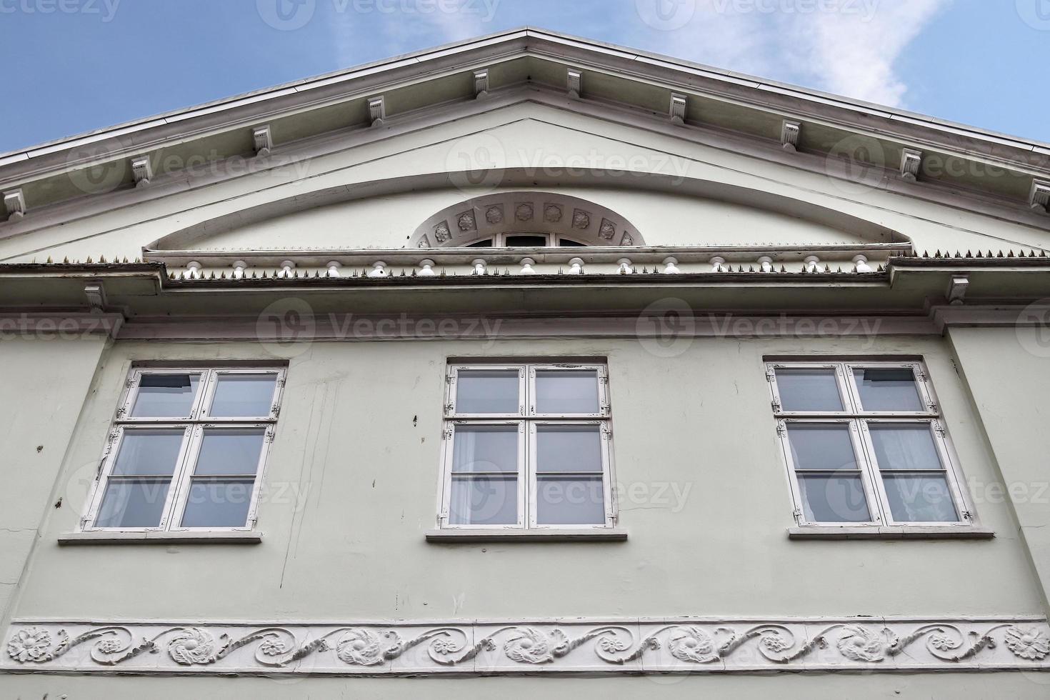 schöne alte Fassadenarchitektur in der Kleinstadt Flensburg foto
