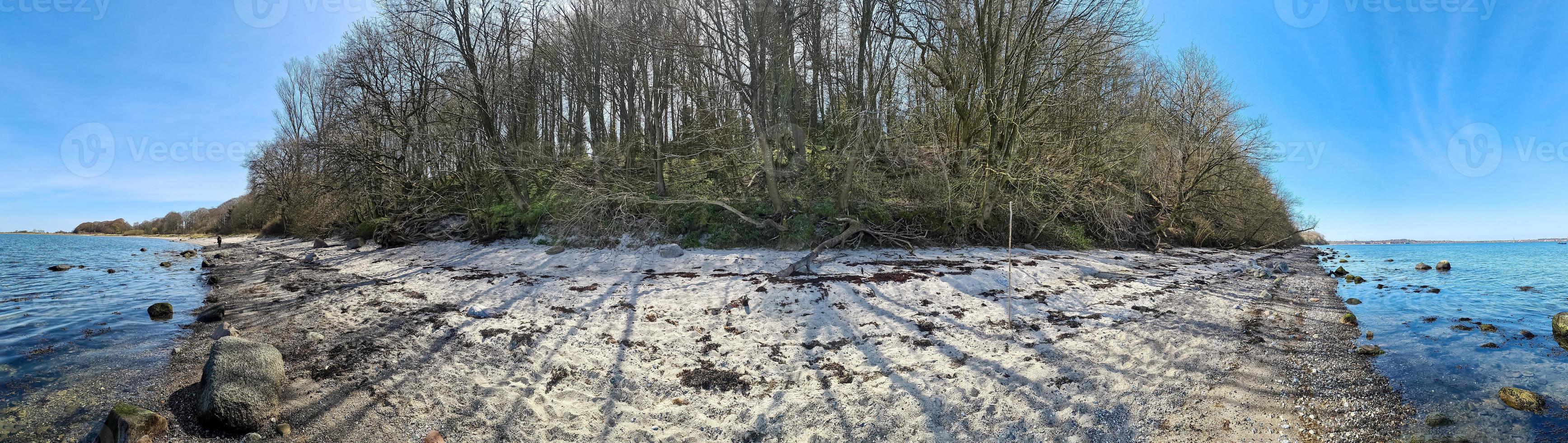 schöne strände an der ostsee an einem sonnigen tag in norddeutschland. foto