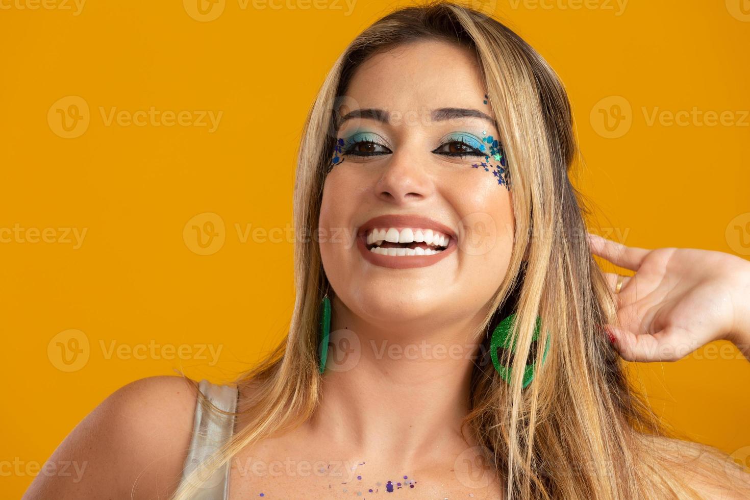 karnevals-make-up zur feier des brasilianischen karnevals. Schminktrend und Accessoires für den Karneval. foto