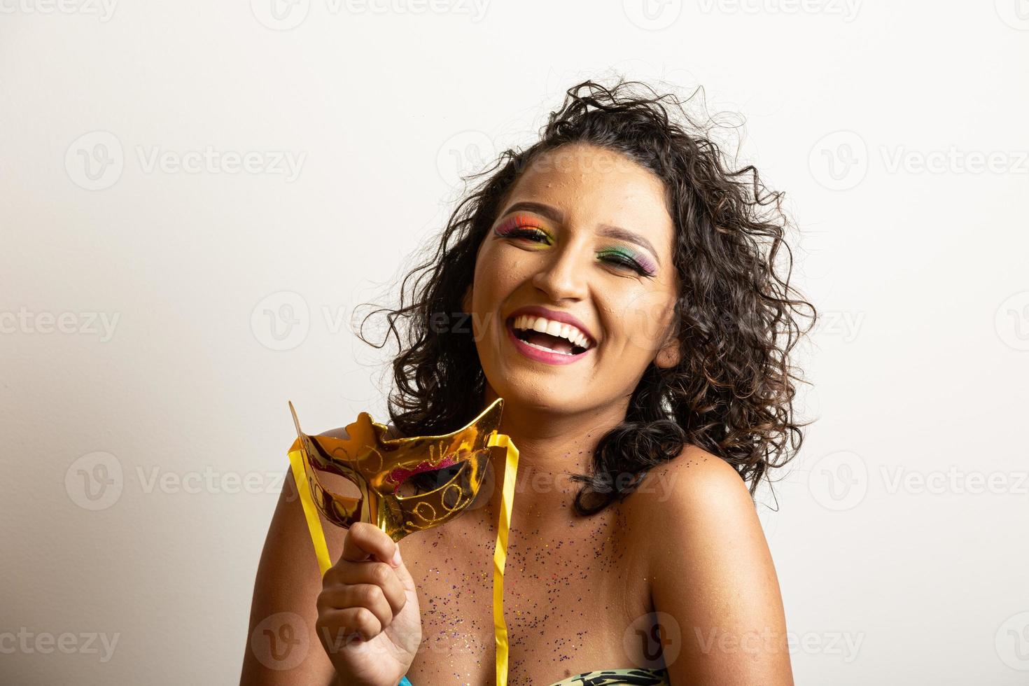 brasilianischer Karneval. junge frau im kostüm genießt die karnevalsparty. foto