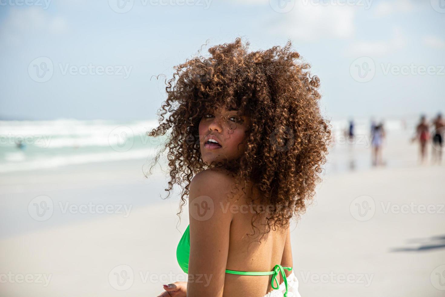 schwarzes afro junges süßes mädchen, lockiges haar, bikini, strand. afroamerikanischer Sommerurlaub. foto