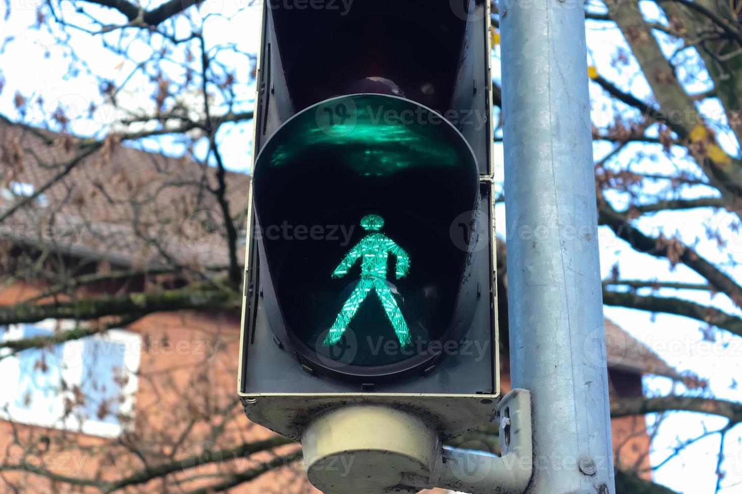 grüne und rote Ampeln für Fußgänger und Autos foto