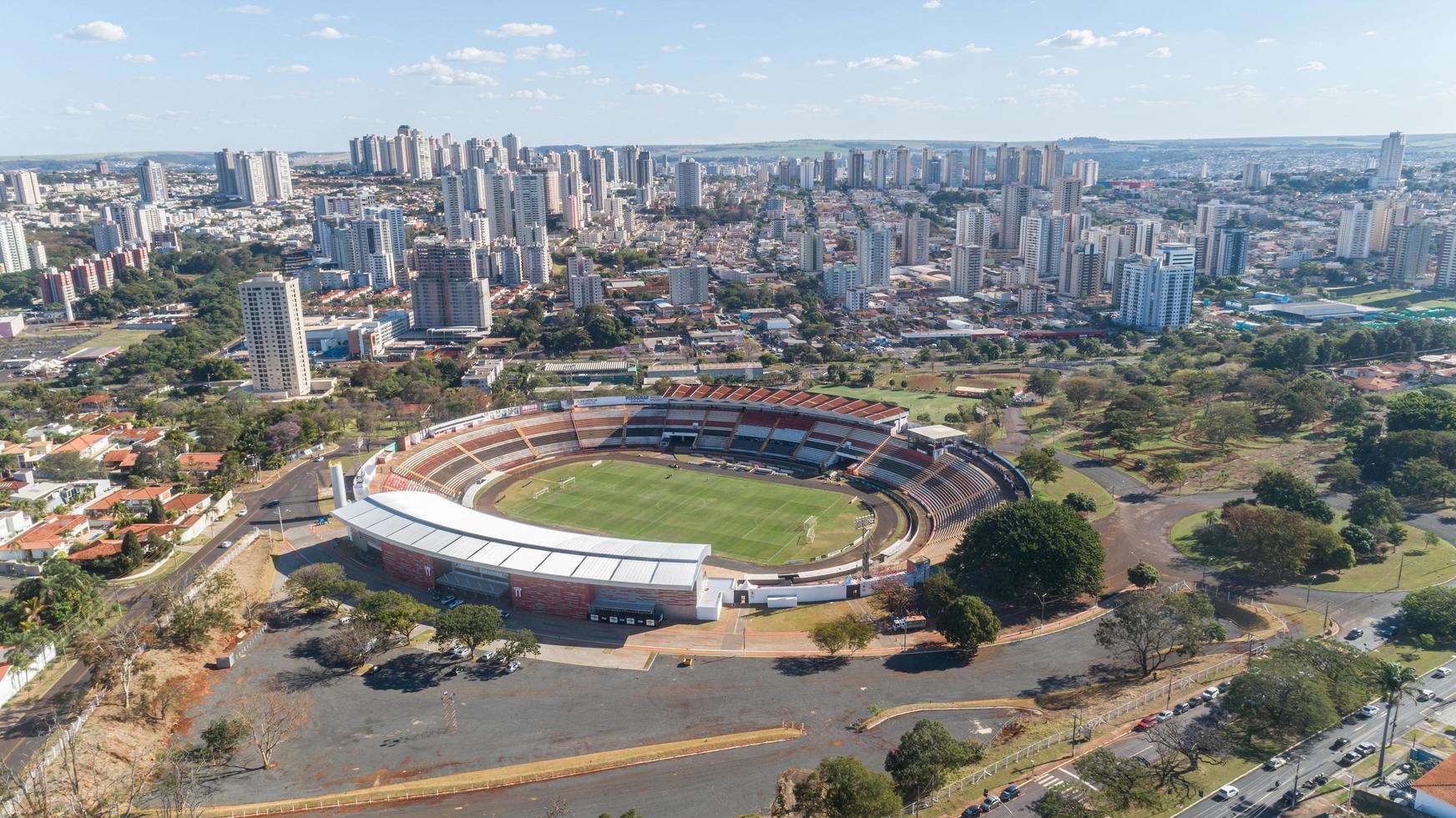 ribeirao preto, sao paulo brasilien ca. juli 2019 luftaufnahme von ribeirao preto, sao paulo, sie können gebäude und das stadion santa cruz botafogo sehen. foto