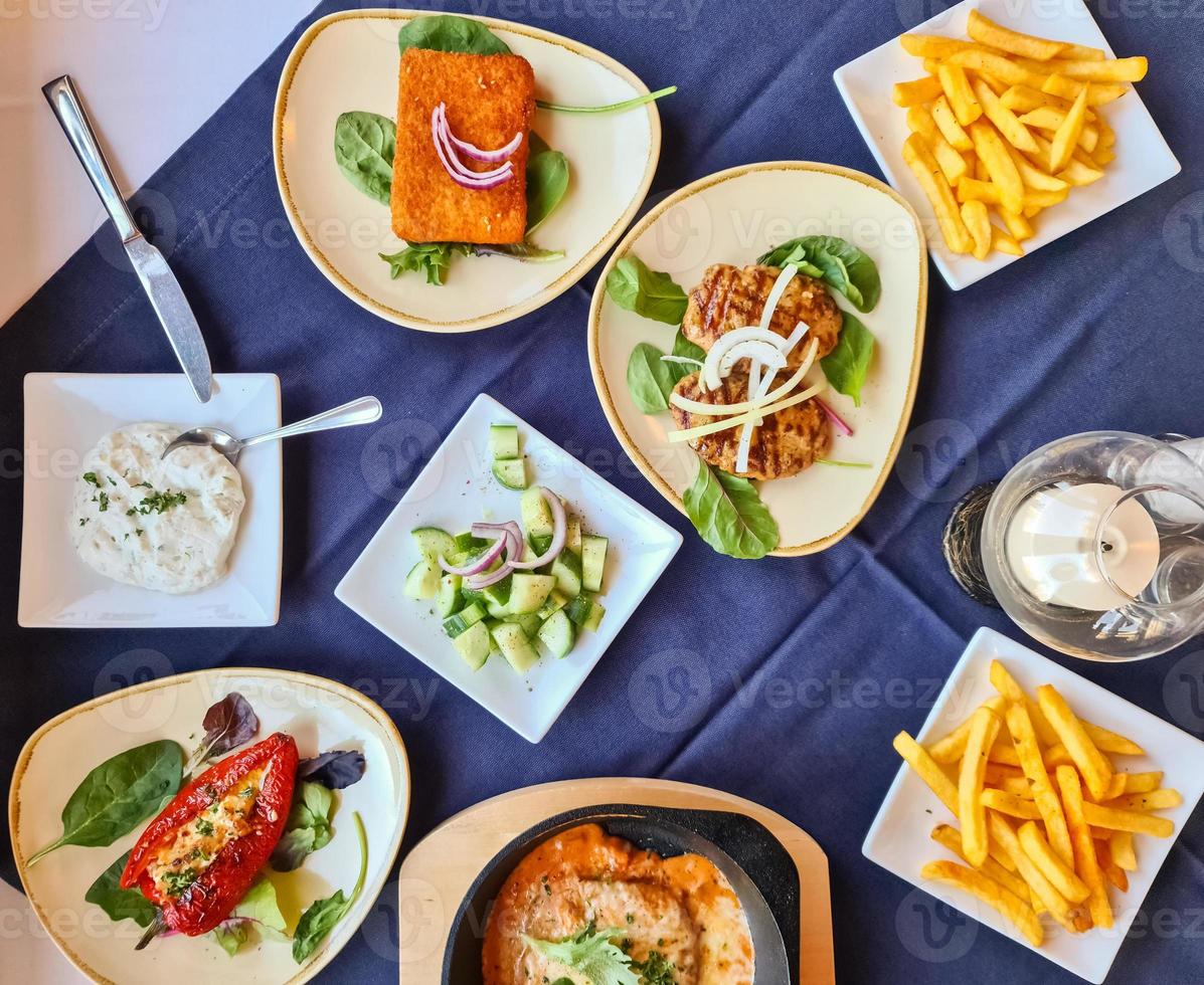 Viele Schüsseln mit Essen auf einem Tisch - griechisches Buffet in einem Restaurant. foto