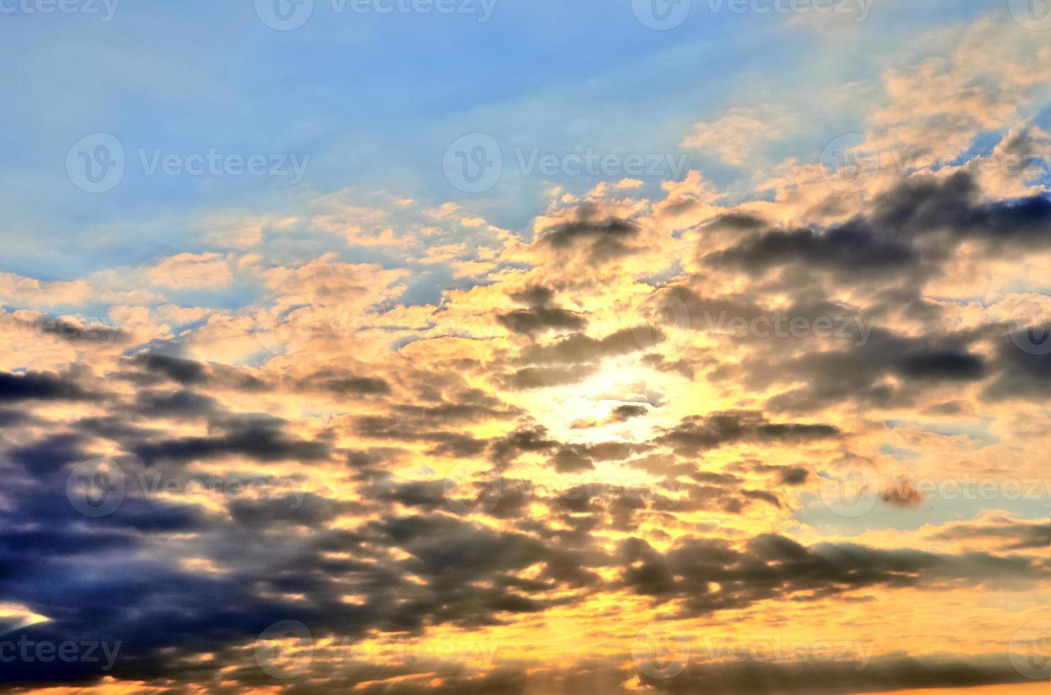 schönes Panorama von orangefarbenen und gelben Wolken bei Sonnenaufgang foto