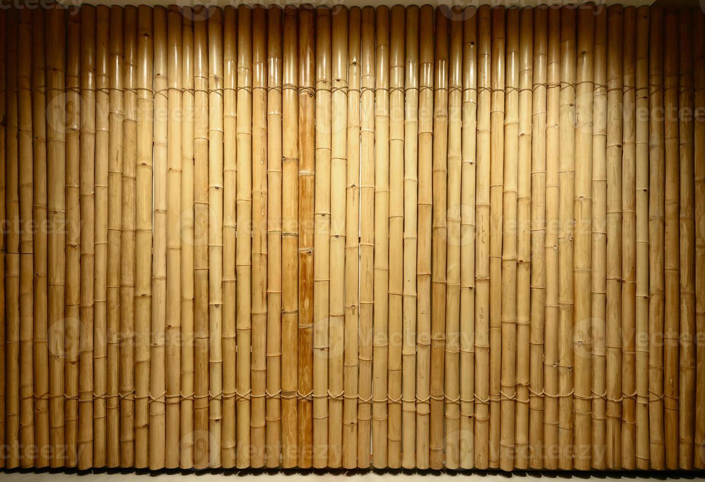 hintergrund und textur des dekorativen gelben bambusholzes auf der abschließenden wandoberfläche. foto