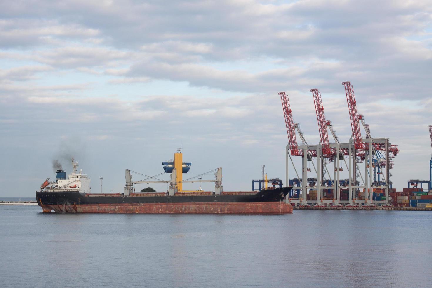 Massengutschiff und Kräne foto