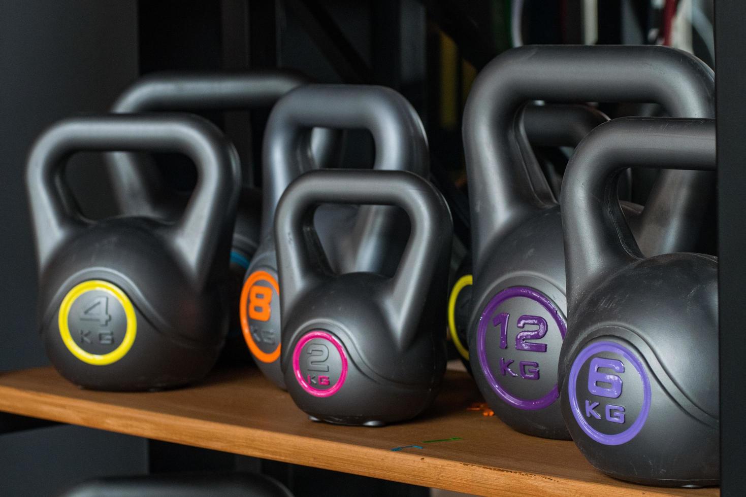 viele zufällige Kettlebells aus Kunststoff foto