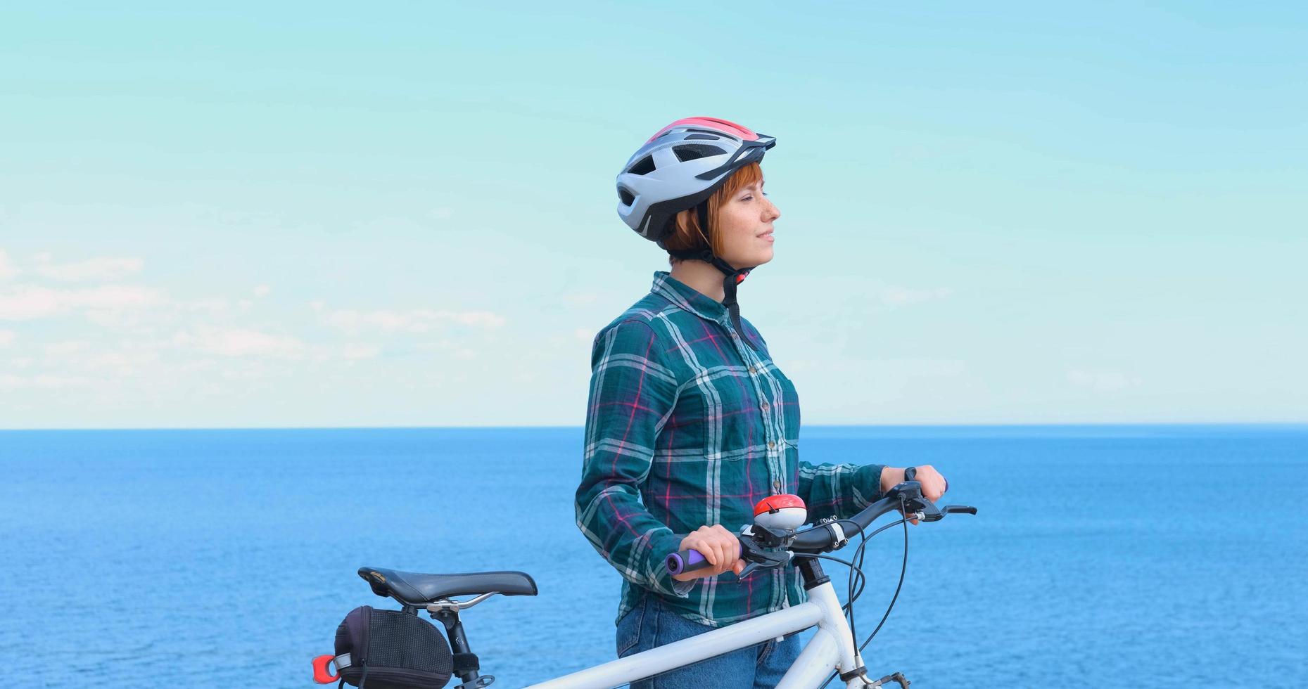 junge radfahrerin im helm am sonnigen sommertag foto