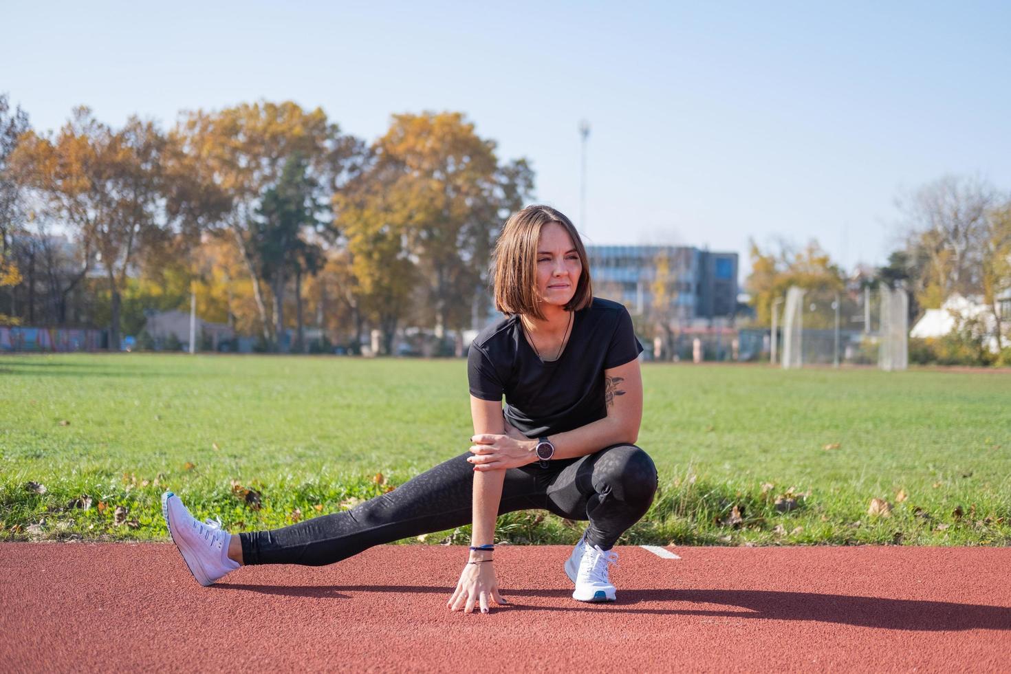 junges läuferinnentraining am sommertag im freien auf dem studium foto