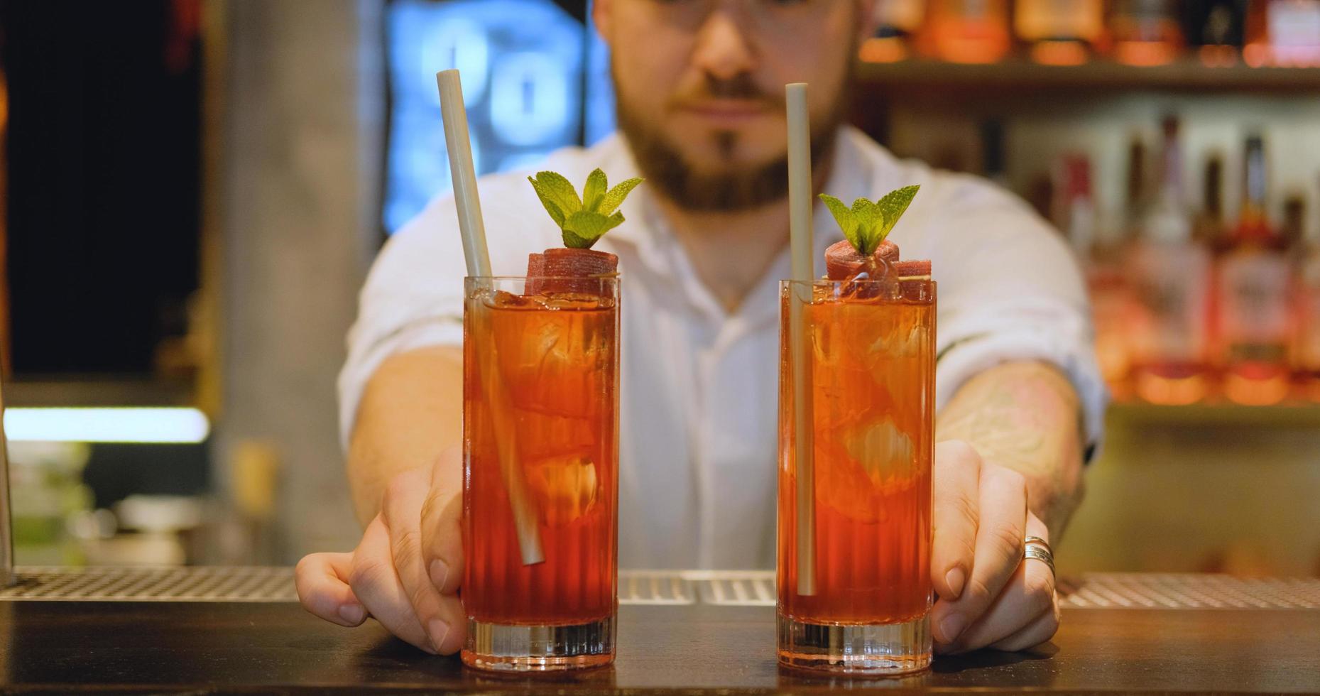 männliche Barkeeper arbeiten in der Kneipe foto