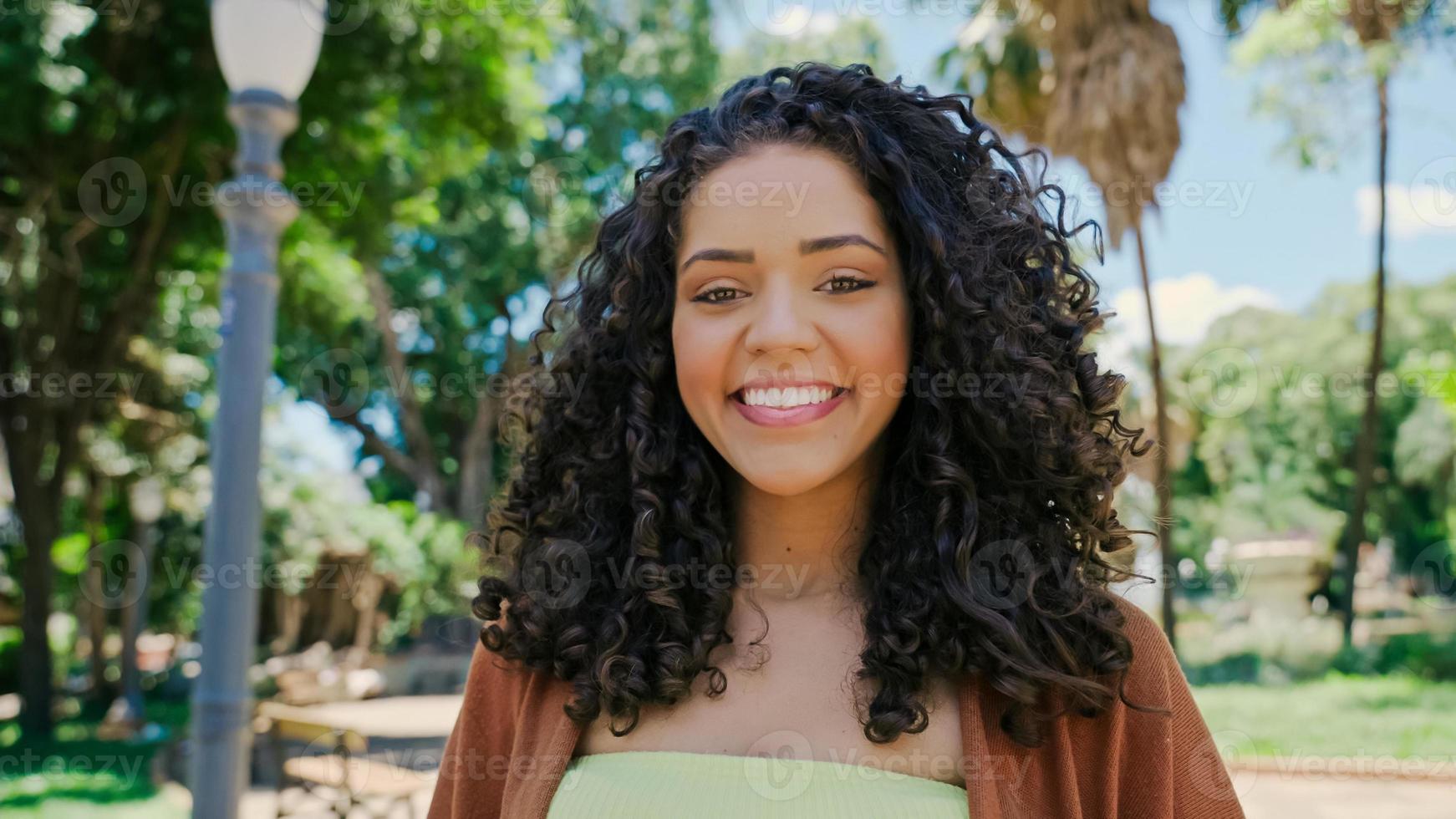 lächelnde junge lateinische frau. Freude, positiv und Liebe. schönes brasilianisches Mädchen. foto