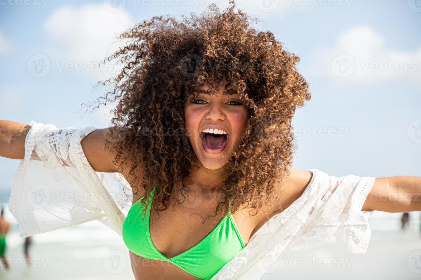 schwarzes afro junges süßes mädchen, lockiges haar, bikini, strand. afroamerikanischer Sommerurlaub. foto