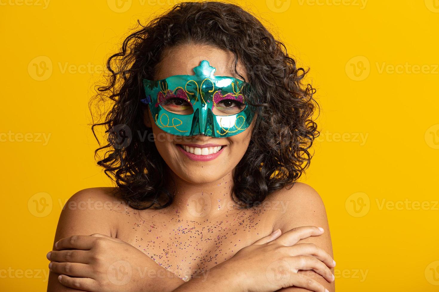 brasilianischer Karneval. junge frau im kostüm genießt die karnevalsparty. foto