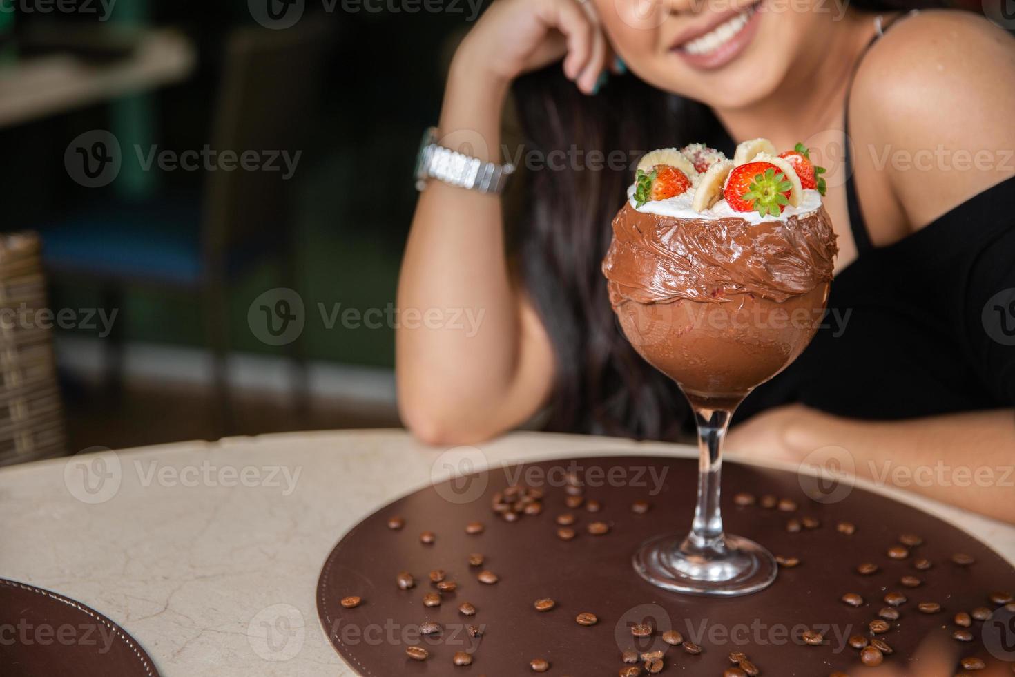 Eiscremeweiß mischt Erdbeere mit hohen Kalorien, kann Sie fett machen, weicher Fokus, verschwommen. leckerer Vanille- oder Schokoladeneisbecher mit Erdbeere. foto