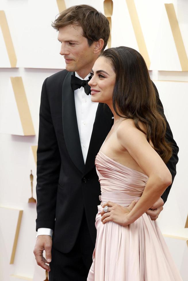 los angeles, 27. märz - ashton kutcher, mila kunis bei den 94. academy awards im dolby theater am 27. märz 2022 in los angeles, ca foto