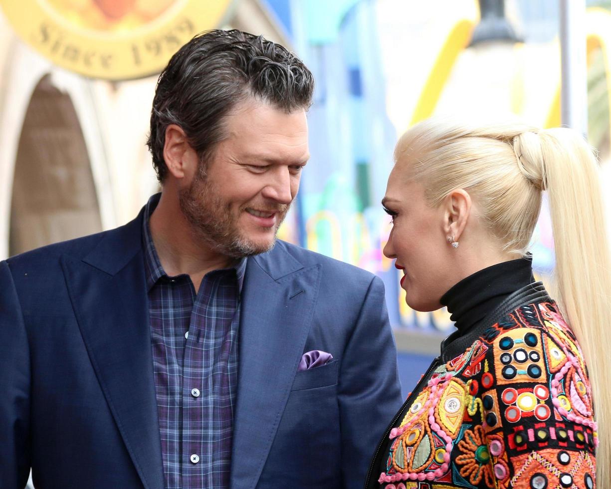 los angeles, 10. feb - blake sheldon, gwen stefani bei der adam levine hollywood walk of fame star zeremonie im musikinstitut am 10. februar 2017 in los angeles, ca foto