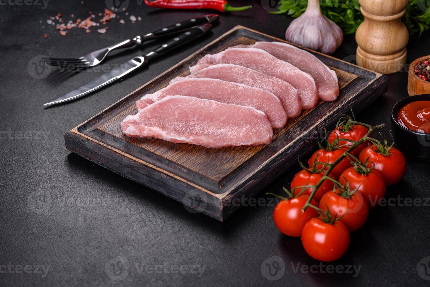 Rohes frisches Schweinefleisch, geschnitten auf einem Holzschneidebrett foto