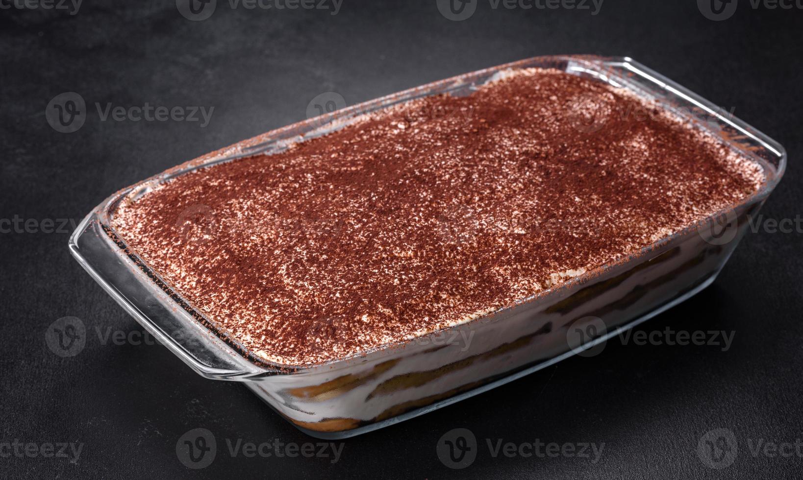 Köstlicher frischer Tiramisu-Kuchen in rechteckiger Glasform foto