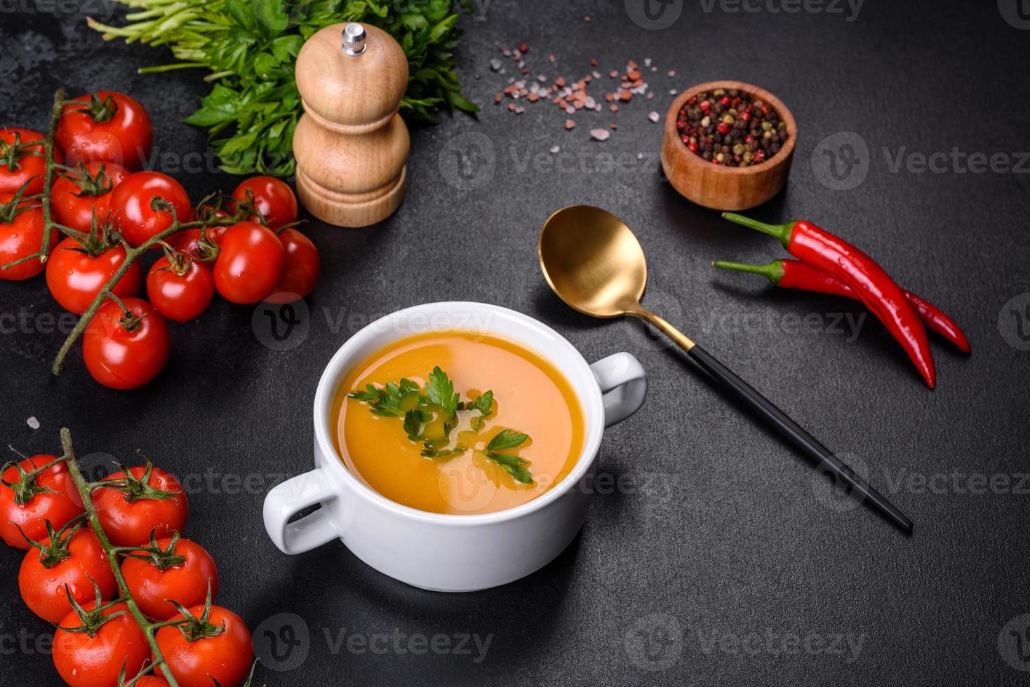 Köstliche frische Kürbispüreesuppe, dekoriert mit Petersilie in einem weißen Teller foto