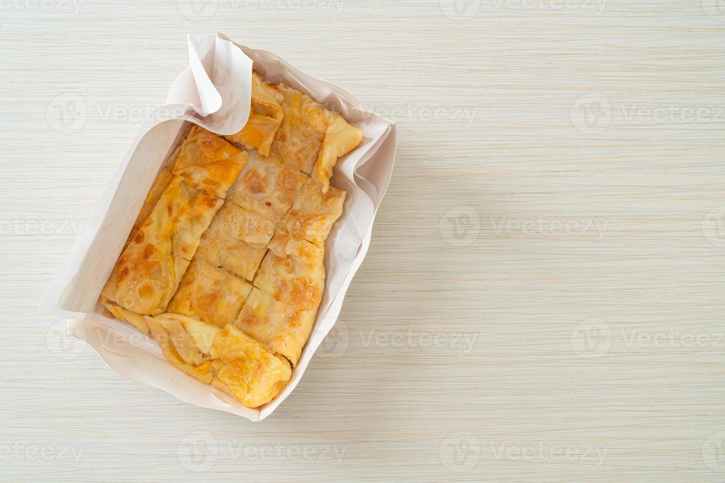 Roti mit Ei und gezuckerter Kondensmilch foto