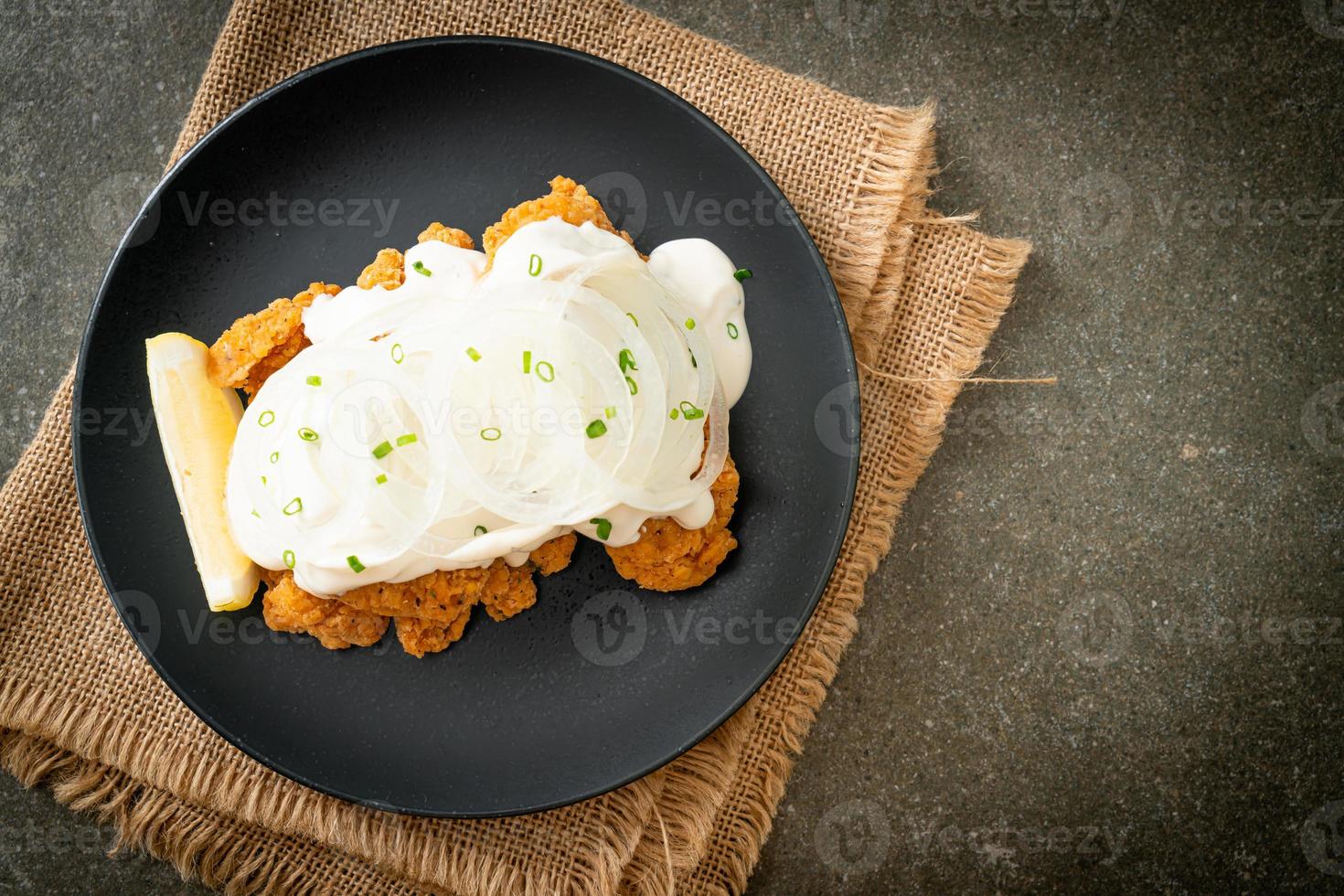 Schneezwiebelhuhn oder Brathähnchen mit cremiger Zwiebelsauce foto