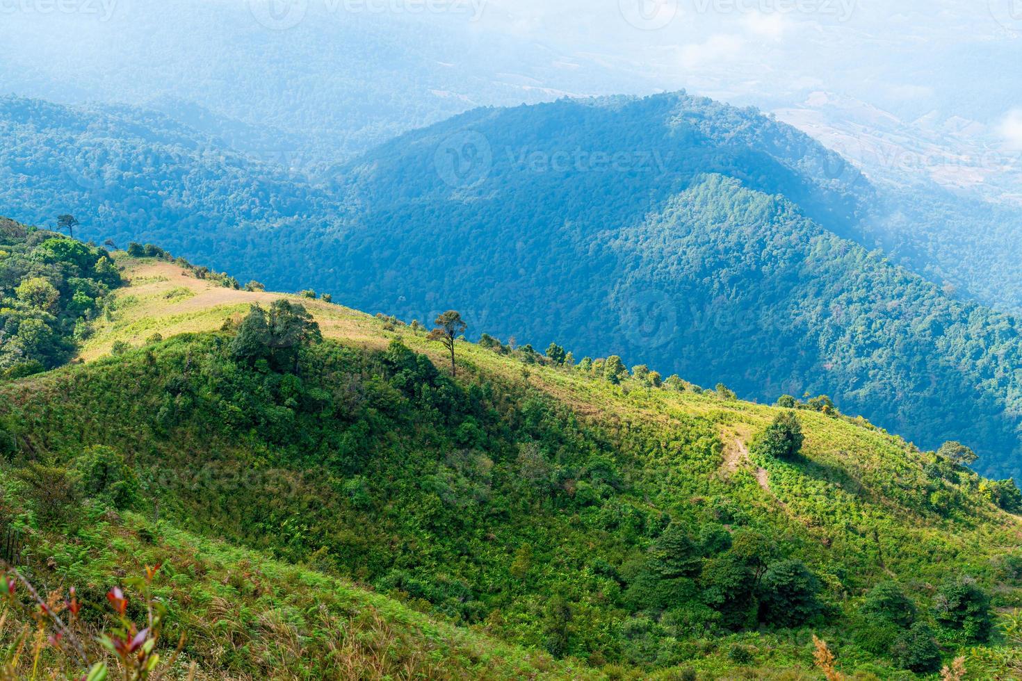 schöne Bergschicht mit Wolken und blauem Himmel foto