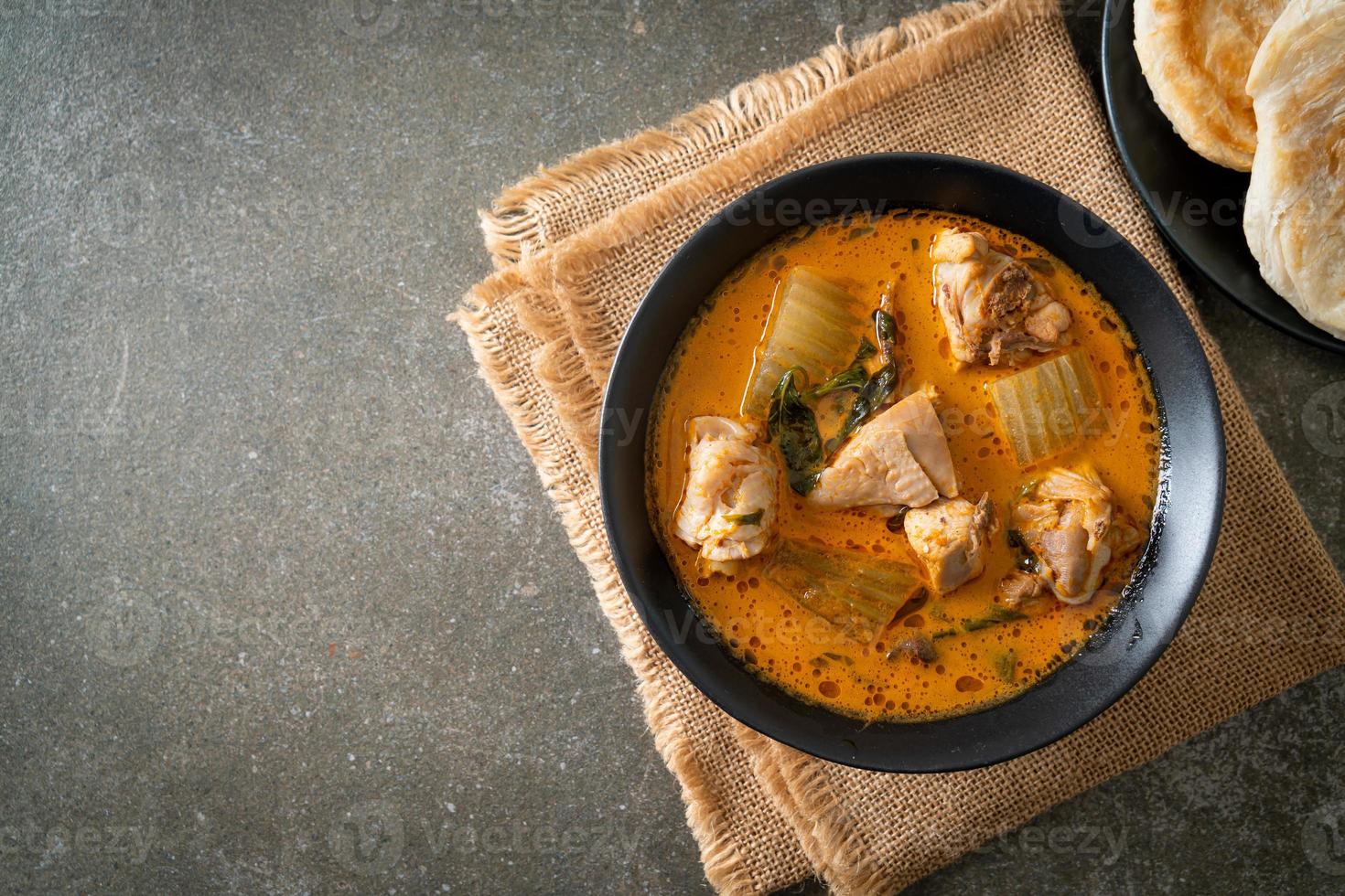 Hühner-Curry-Suppe mit Roti foto