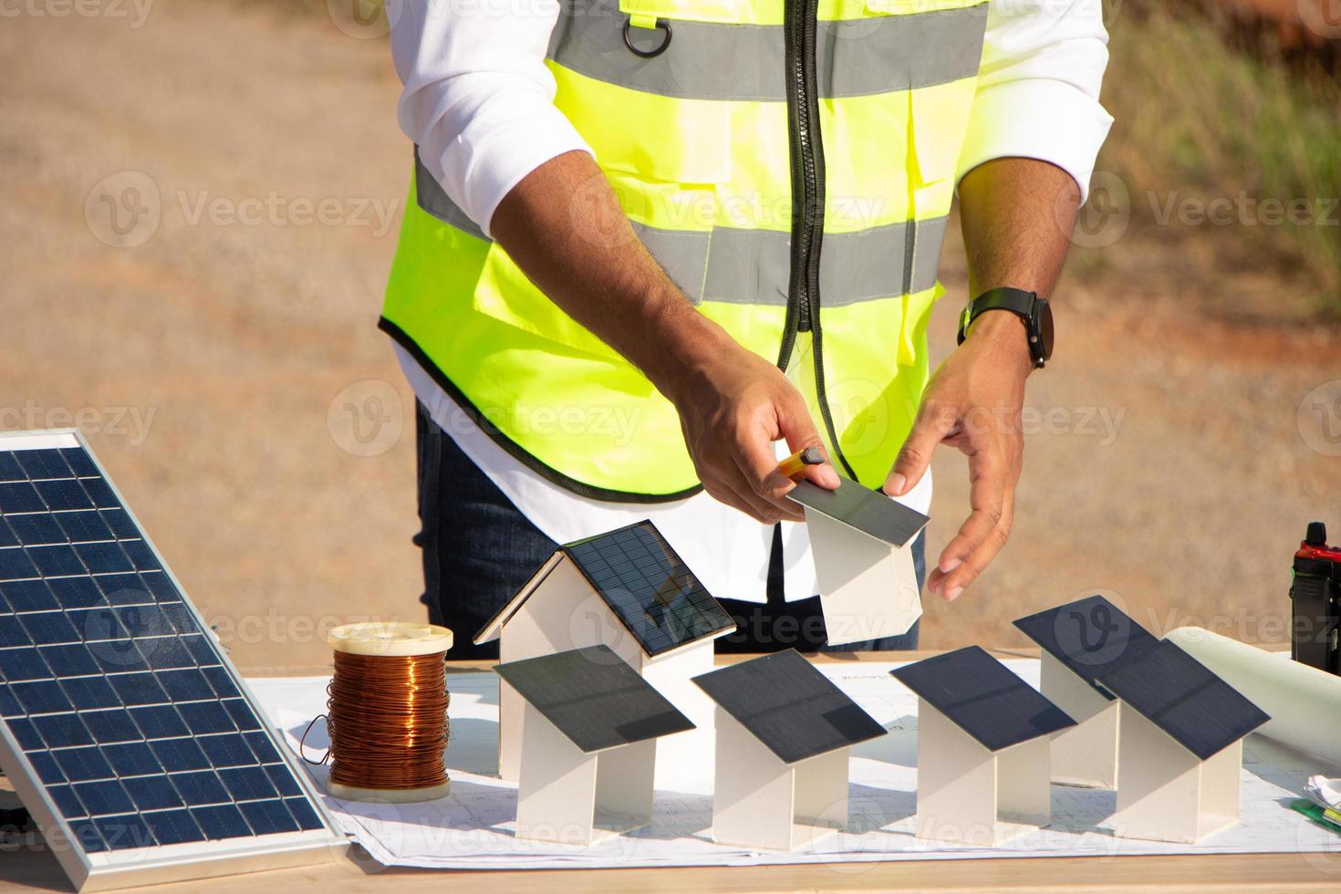 ingenieurteam, das in windkraftanlagen und solarzellen arbeitet. erneuerbare energie mit windgenerator durch alternatives energiekonzept. foto