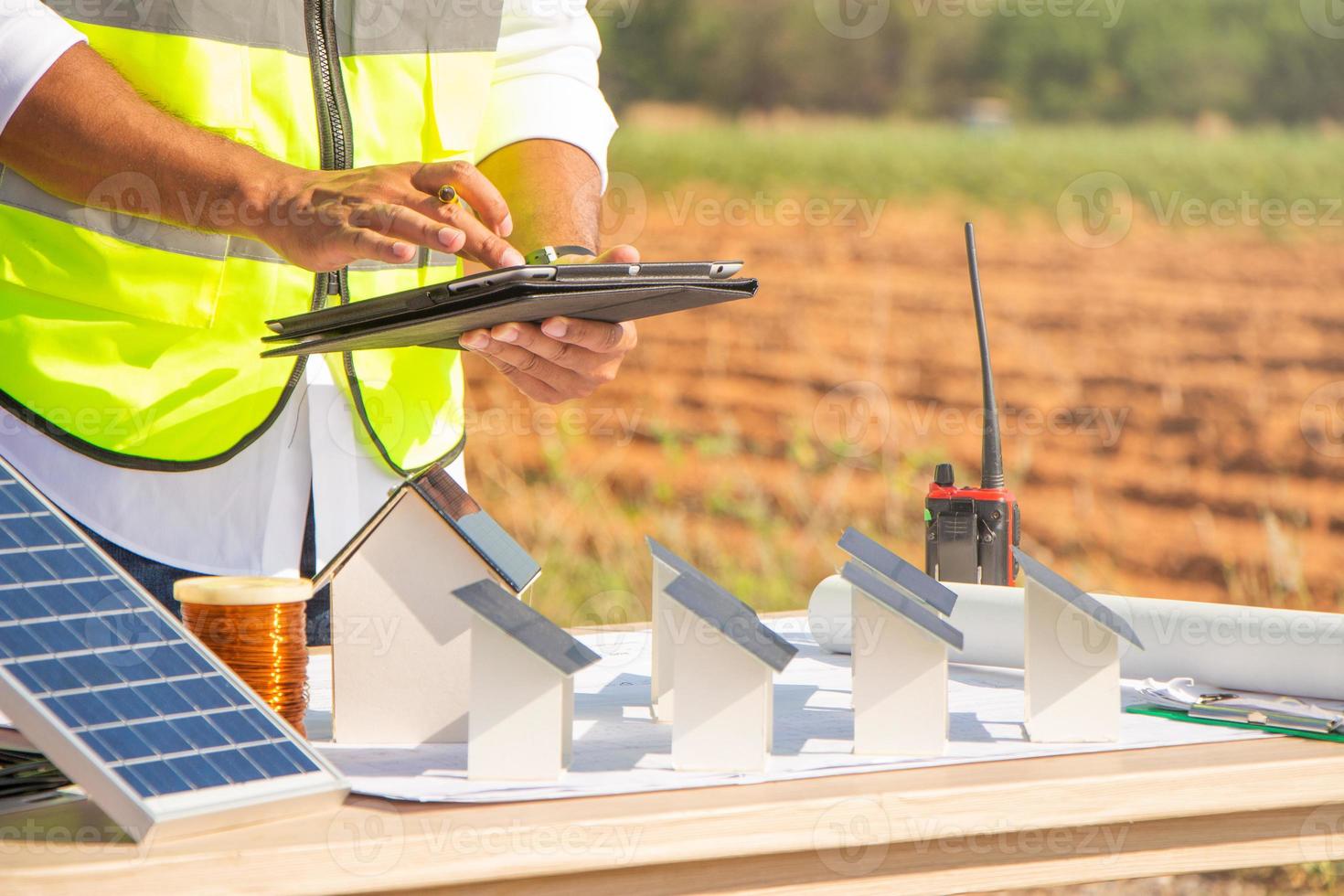 ingenieurteam, das in windkraftanlagen und solarzellen arbeitet. erneuerbare energie mit windgenerator durch alternatives energiekonzept. foto