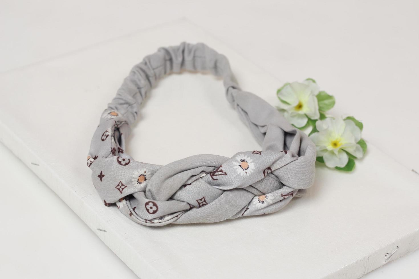 Koreanische Bandanas, die mit verschiedenen Arten von Blumen verziert sind, verschönern das Haar, das sehr schön wird. mit einer Vielzahl von einzigartigen Formen und leuchtenden Farben. foto