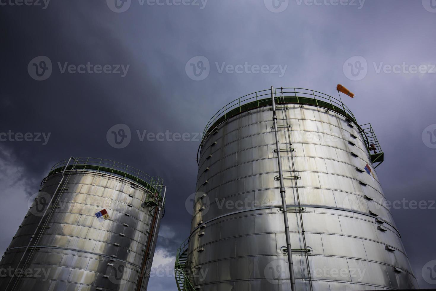 chemische industrie tanklager isolierung des tanks. foto