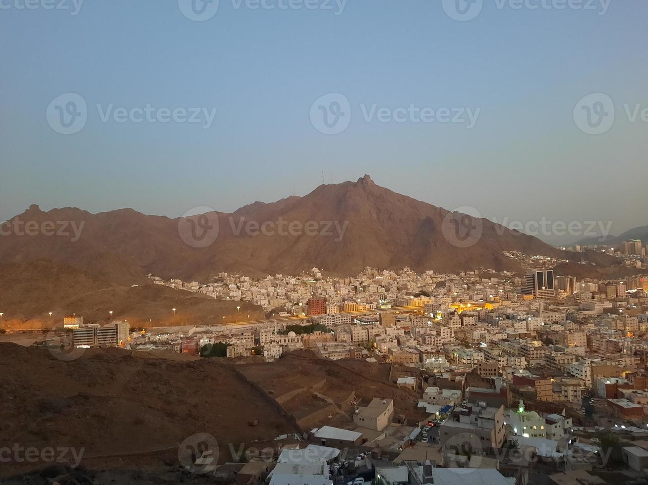 schöne aussicht auf den berg jabal al noor in mekka. Die Hira-Höhle befindet sich auf dem Gipfel des Berges Jabal al Noor, wo Besucher aus der ganzen Welt zu Besuch kommen. foto