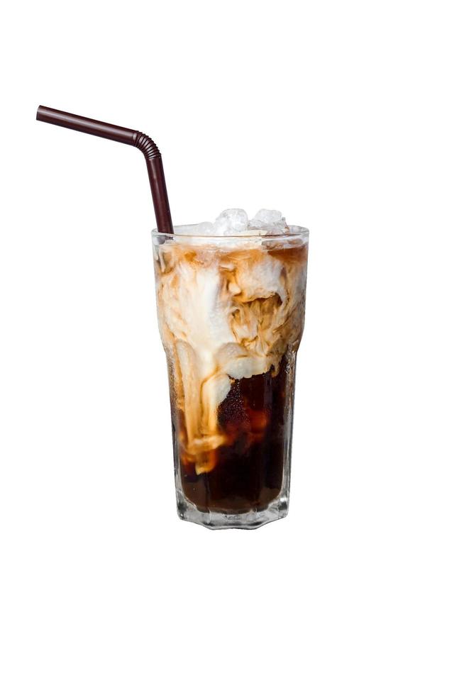 ein Glas Eiskaffee und Milch isoliert auf weißem Hintergrund mit Beschneidungspfad foto