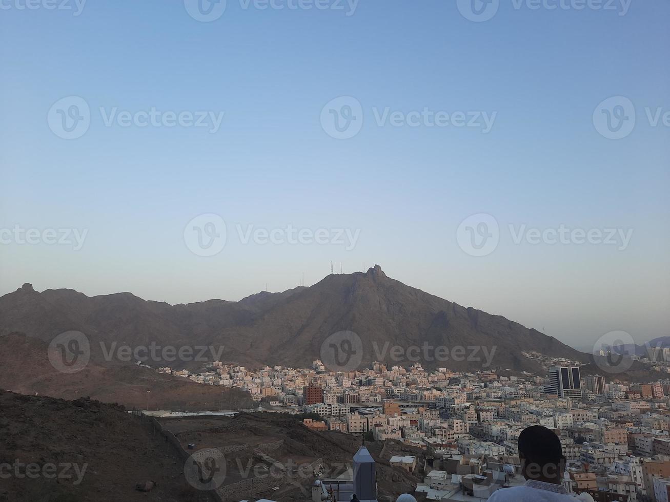 schöne aussicht auf den berg jabal al noor in mekka. Die Hira-Höhle befindet sich auf dem Gipfel des Berges Jabal al Noor, wo Besucher aus der ganzen Welt zu Besuch kommen. foto