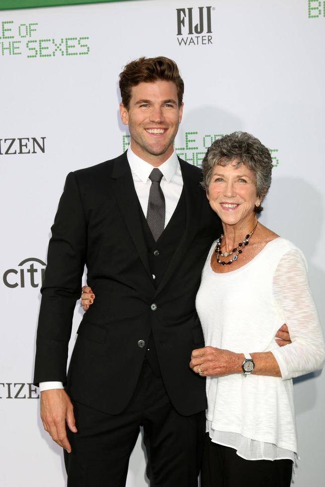 los angeles, sep 16 - austin stowell, elizabeth stowell beim kampf der geschlechter la premiere im village theater am 16. september 2017 in westwood, ca foto